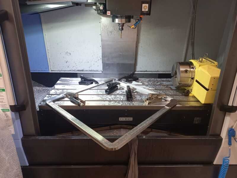 Se está utilizando una máquina para cortar un trozo de metal.