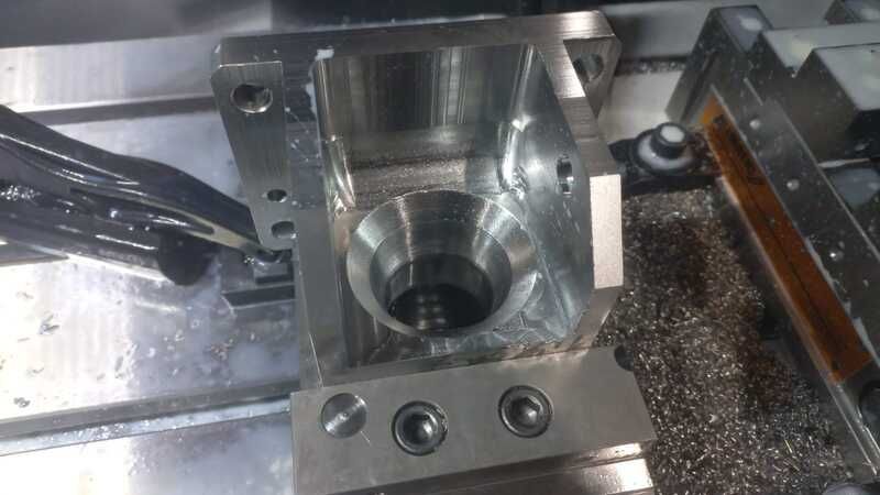 Una máquina está cortando un trozo de metal en un torno.