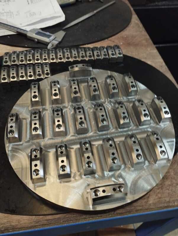 Una placa de metal con un montón de agujeros.