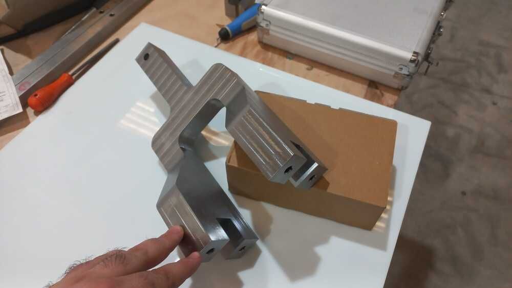 Una persona sostiene un trozo de metal en su mano.