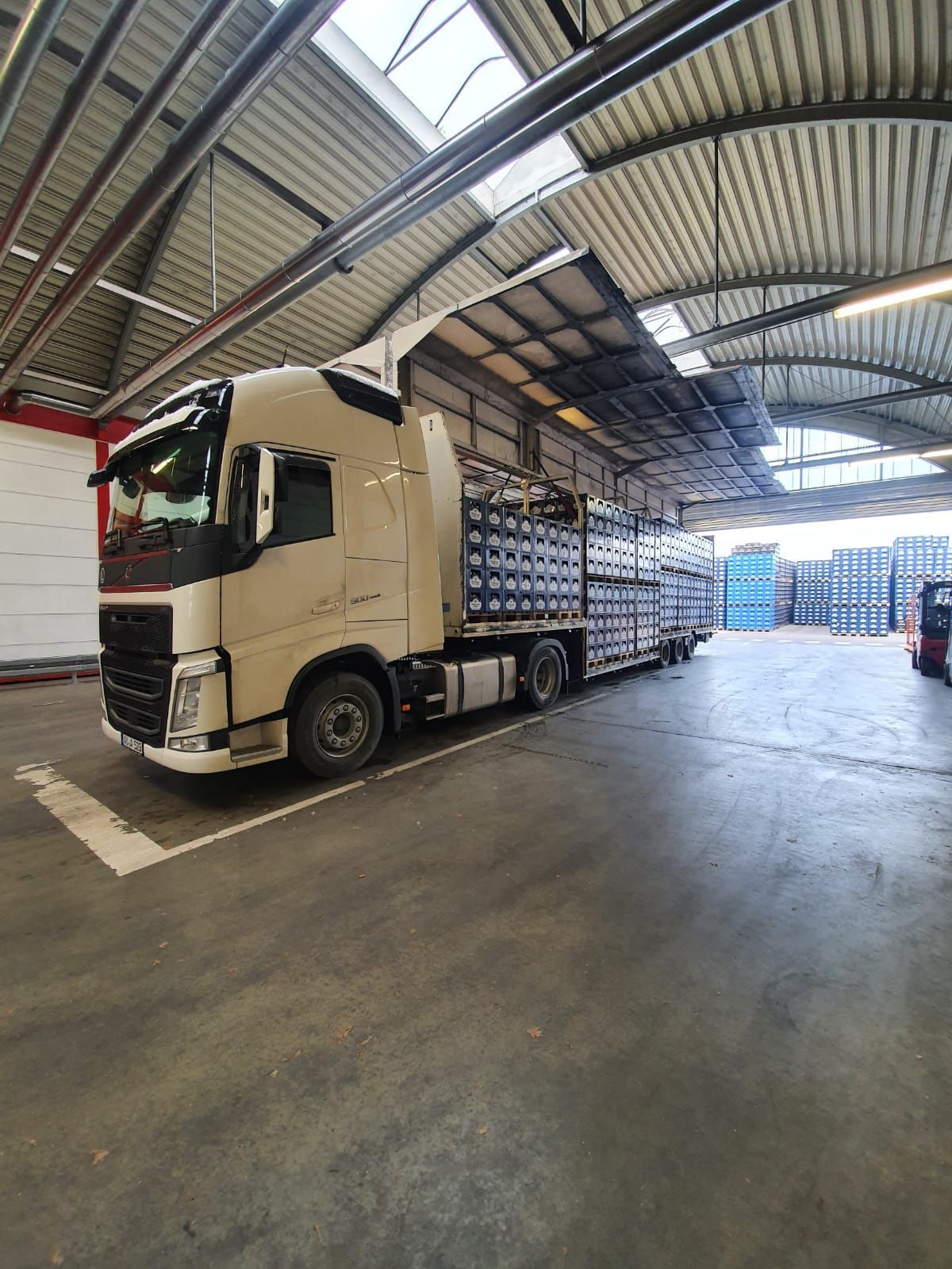 Ein großer Sattelschlepper steht in einer Lagerhalle.