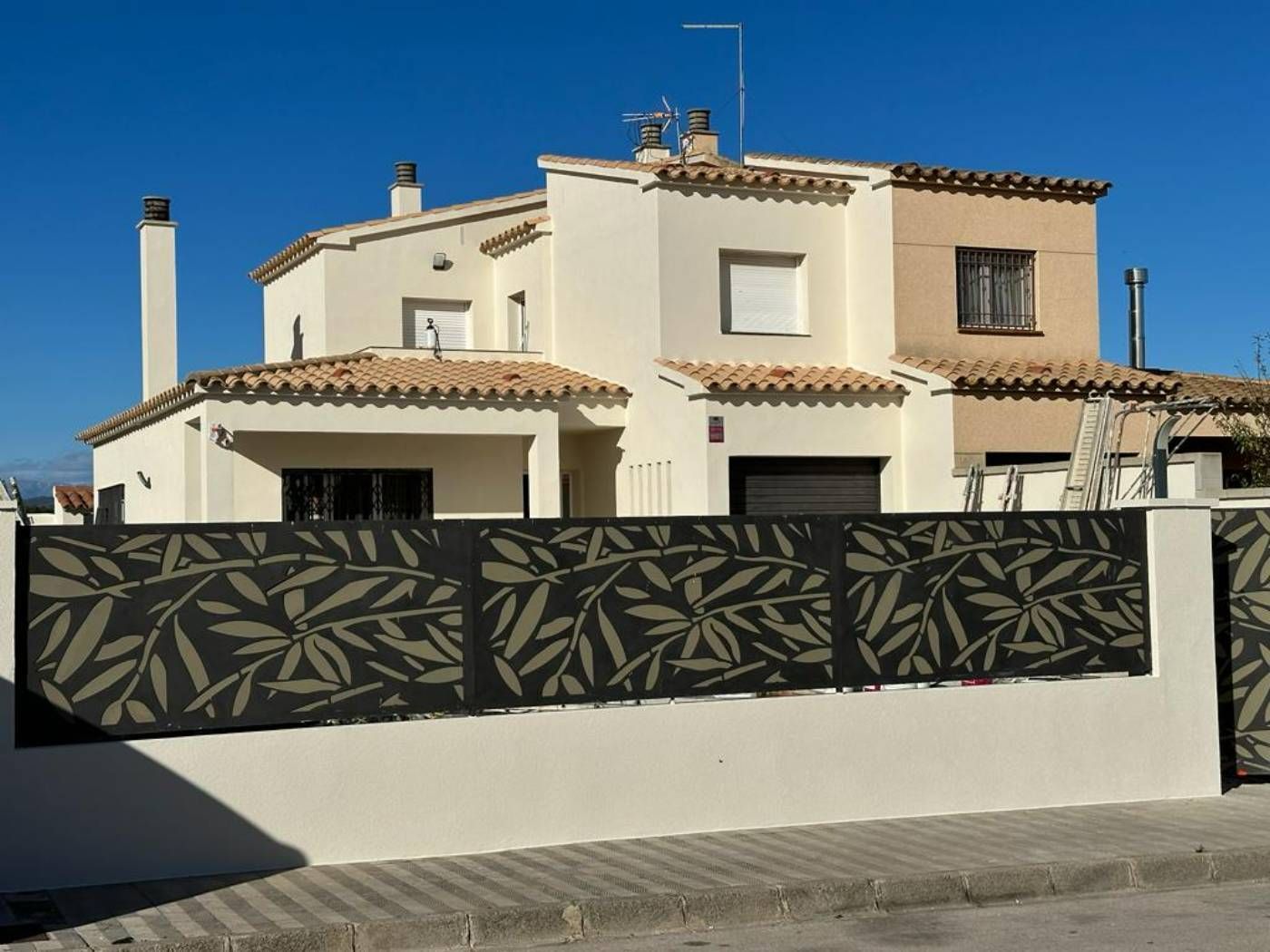 peintures sur facade saint jean de vedas