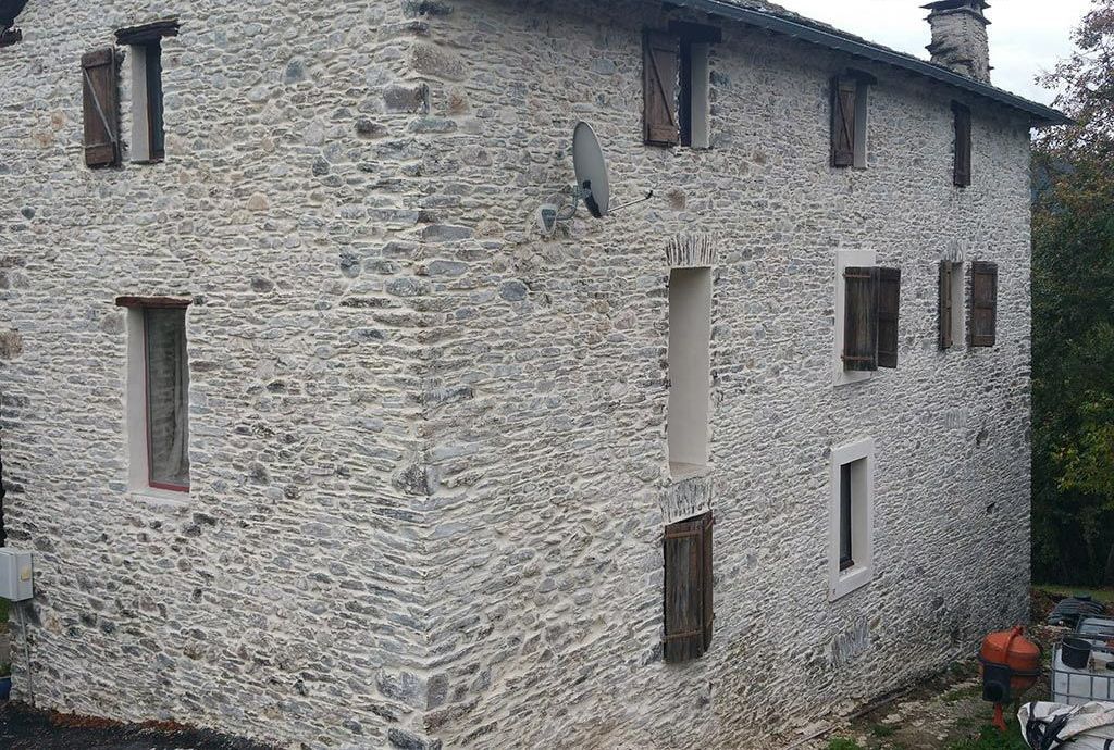 Grande maison avec la façade en pierres