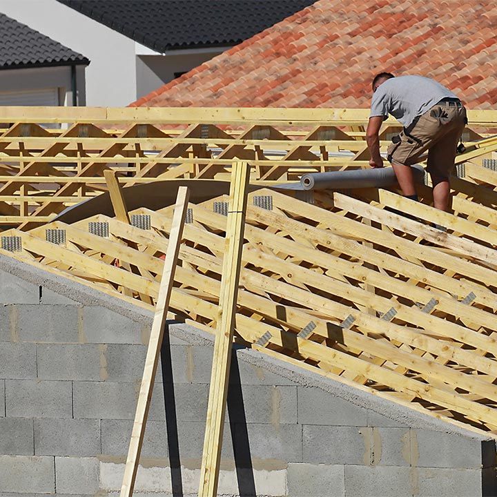 Travail sur la charpente et pose de chevrons