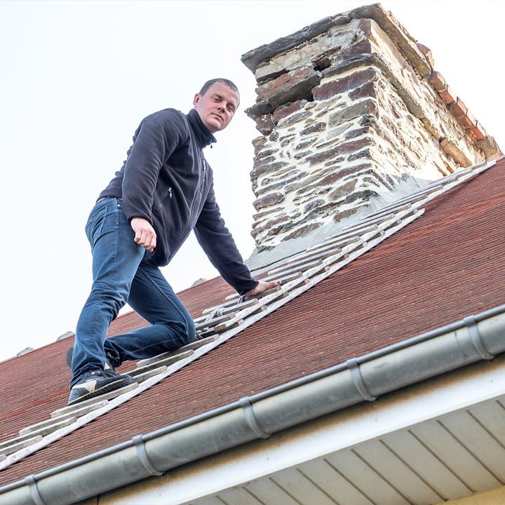 Professionnel s'assurant de la qualité du toit