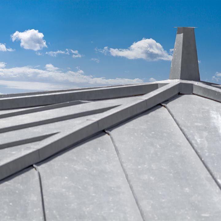 Très gros plan sur un toit parisien