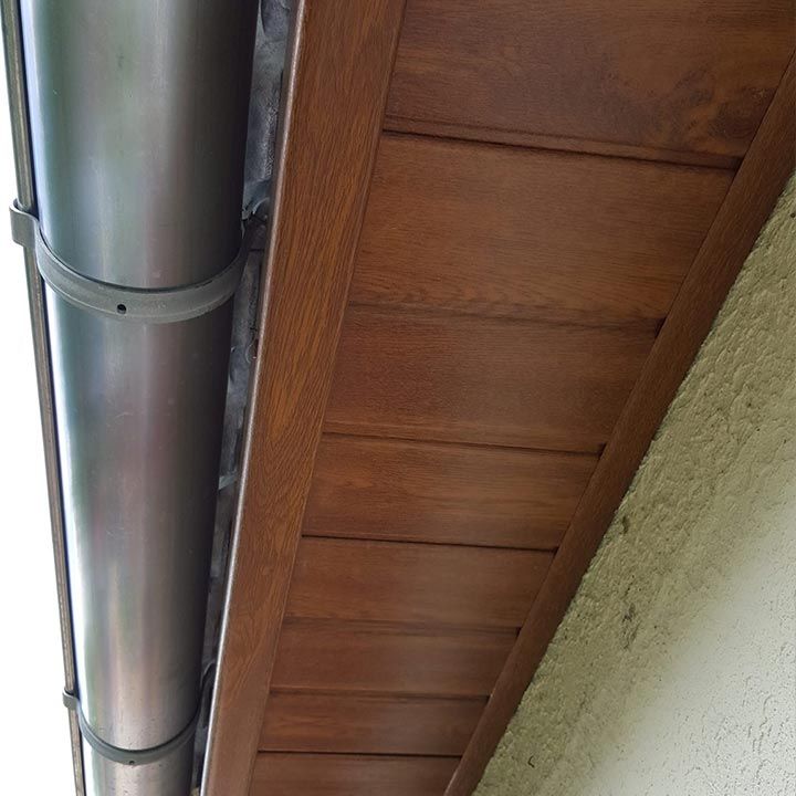 Contre-plongée sur une gouttière installée par l'entrepsie