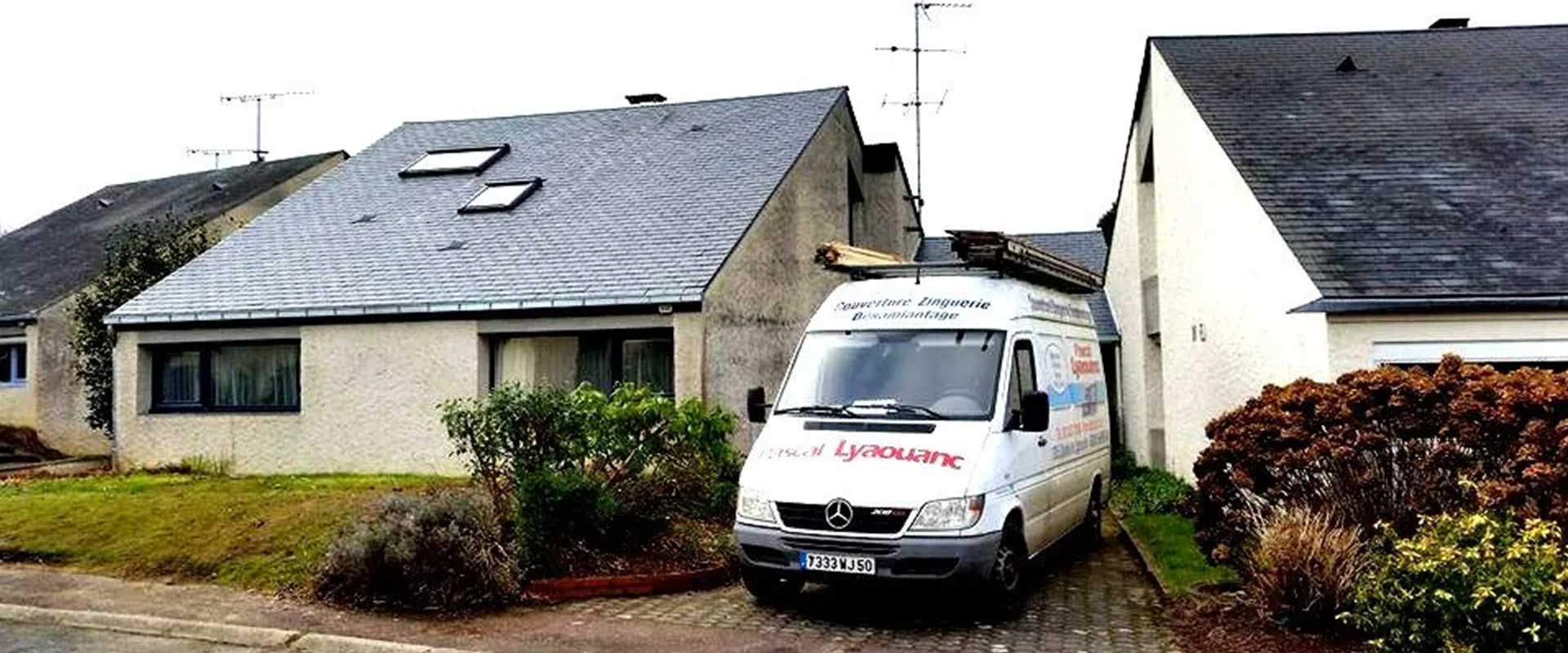 Professionnels de l'entreprise arrivant sur le lieu du chantier