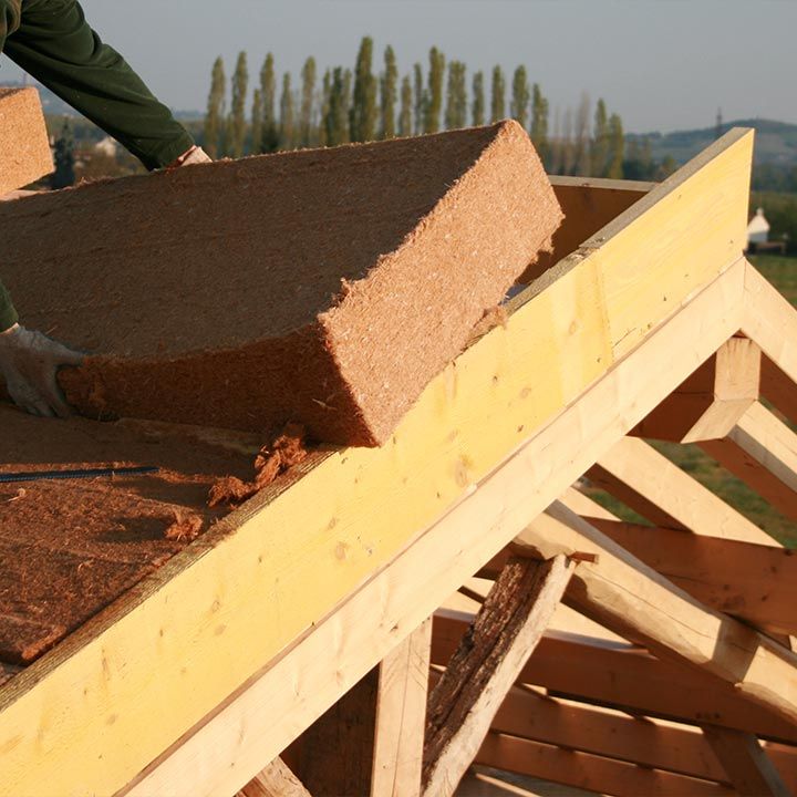 Pose de laine de bois dans la toiture