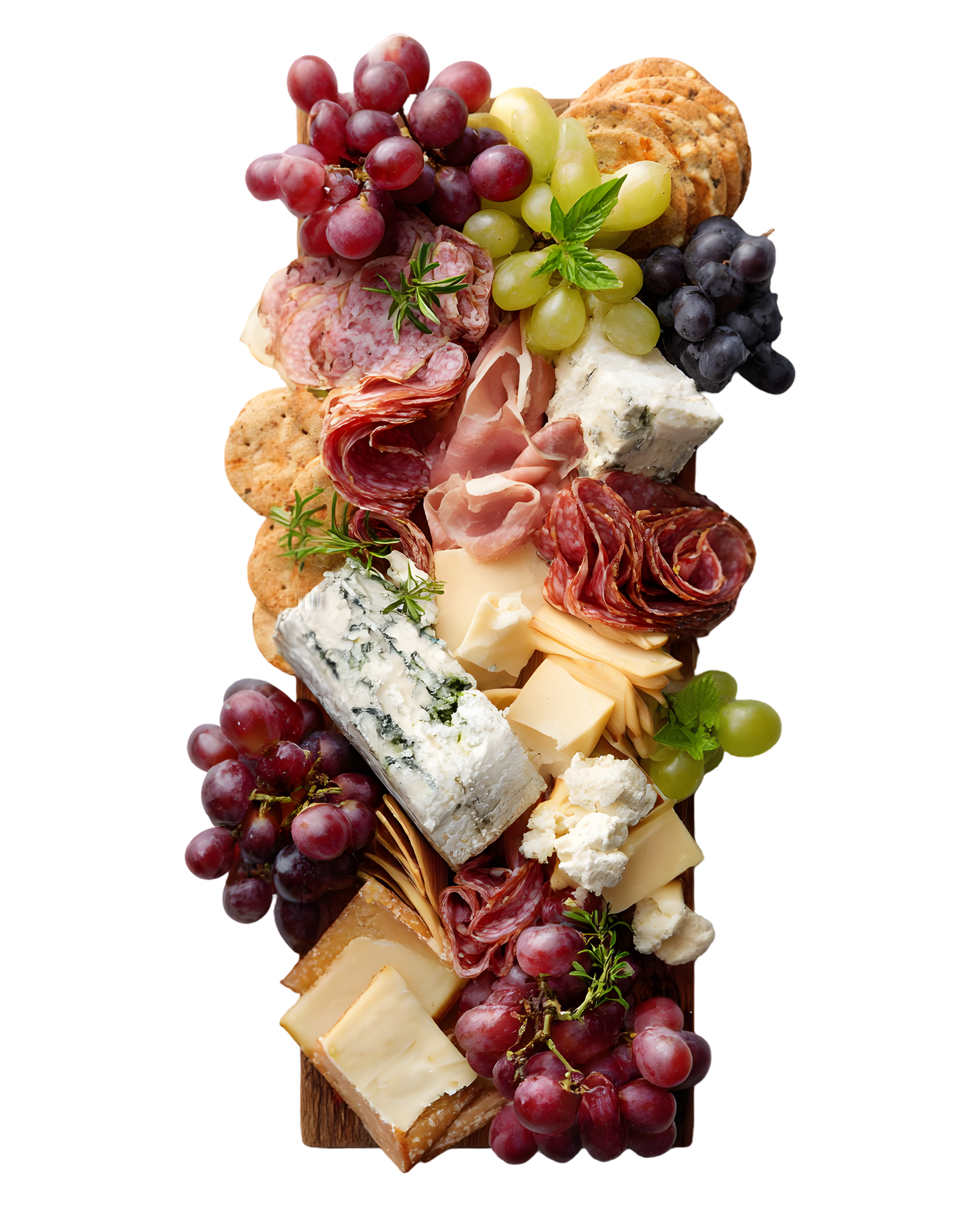 Planche de charcuterie avec raisins, fromages et charcuteries.