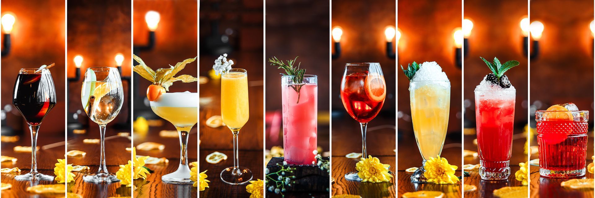 Rangée de cocktails variés, servis dans différents verres, éclairés par une lumière chaude ; garnitures florales.