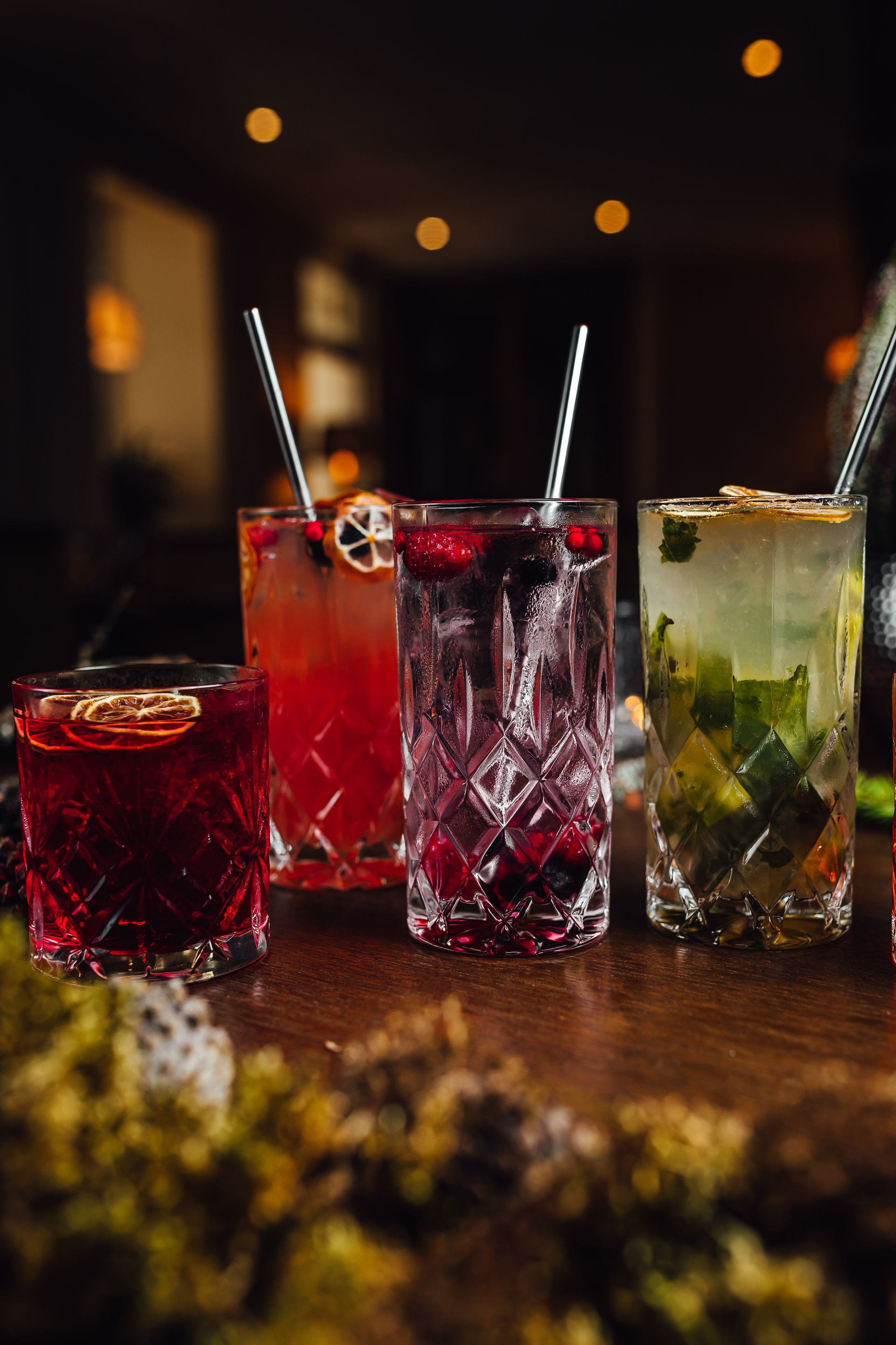 Gros plan sur un appareil photo ancien posé sur un clavier de piano.