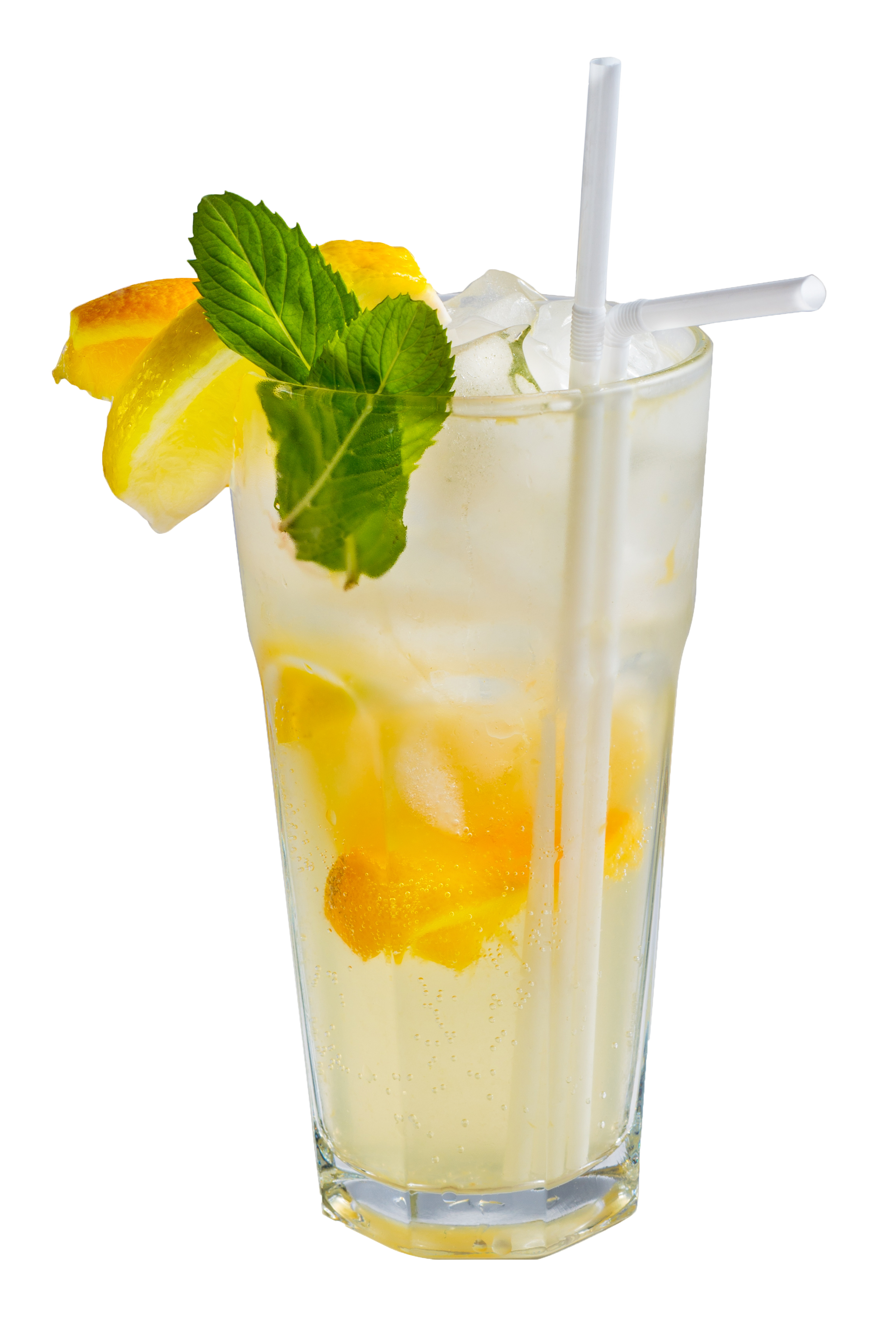 Grand verre de limonade avec glaçons, tranches de citron, brin de menthe et pailles.