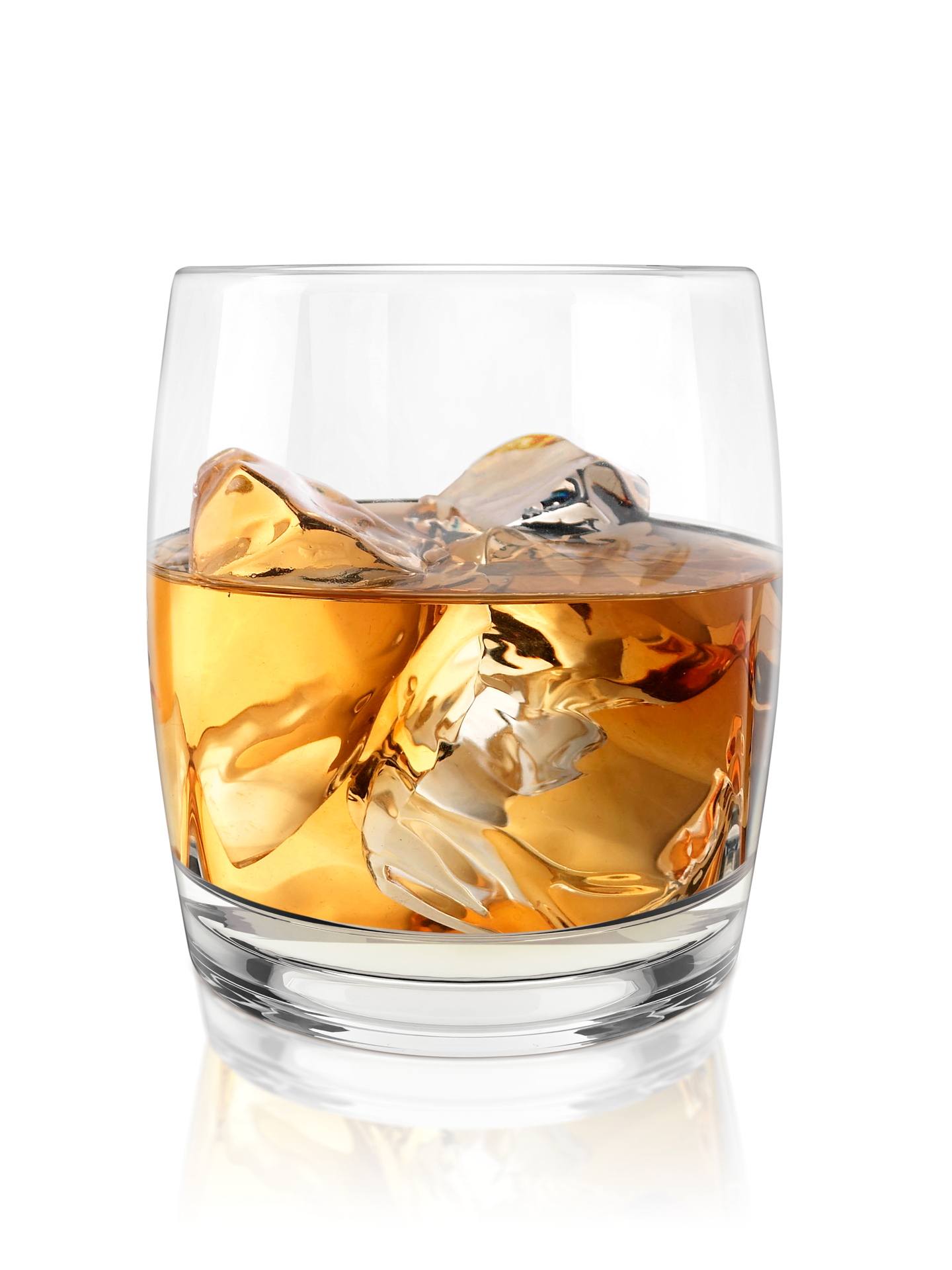 Verre de liquide ambré avec des glaçons.