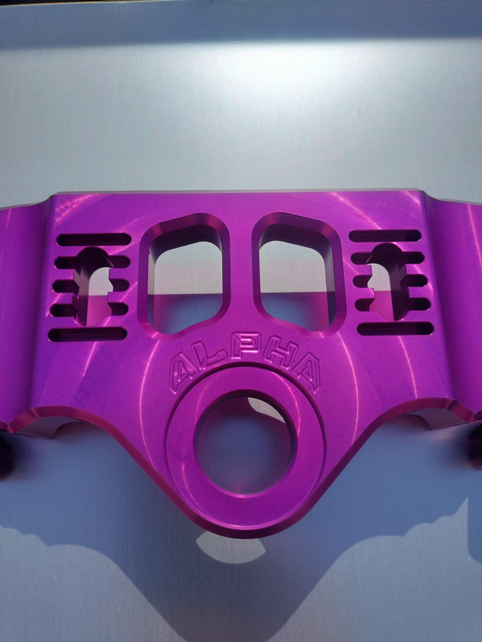 Un artículo morado con la palabra alfa.