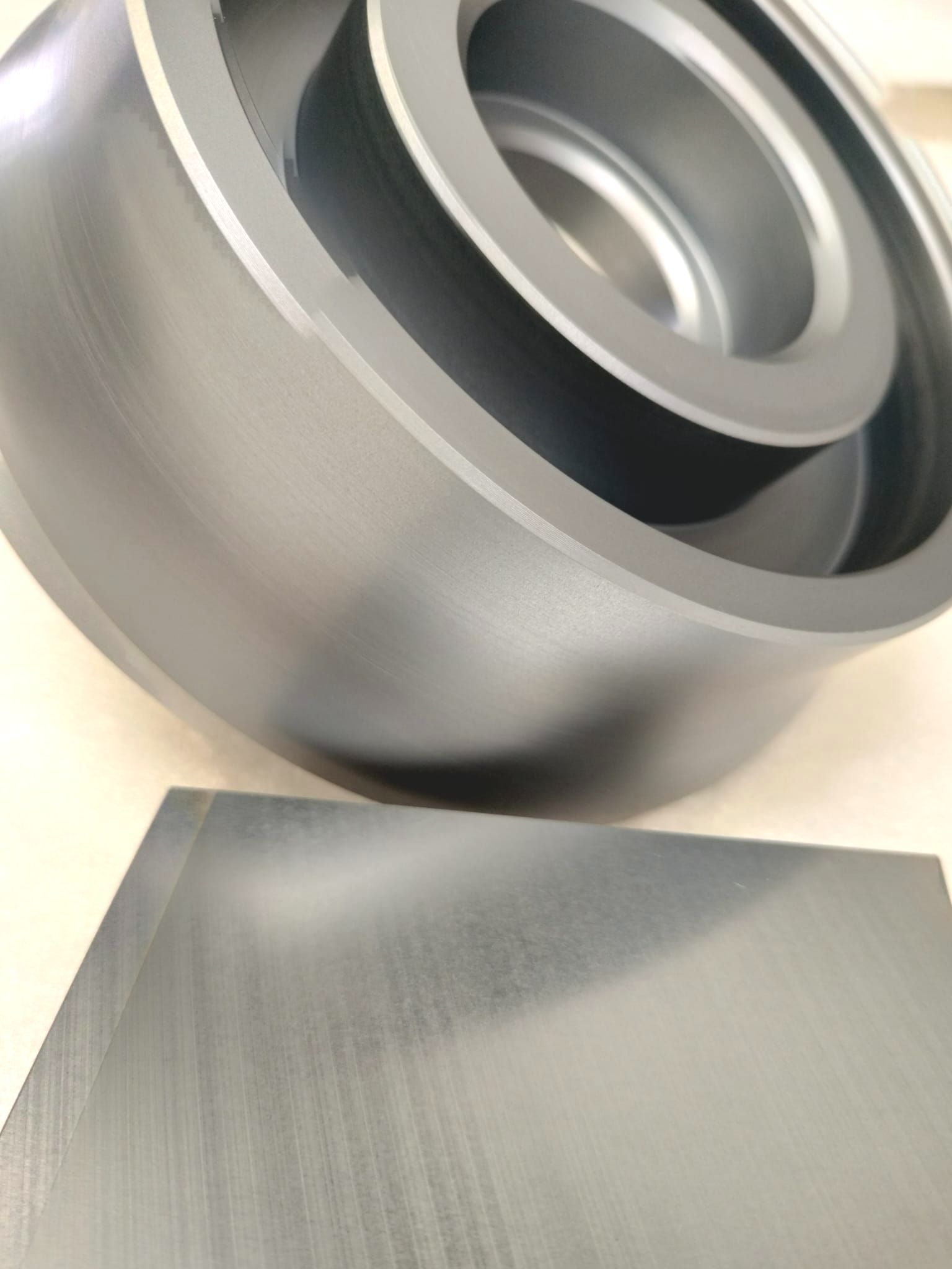 Un primer plano de un objeto de metal sobre una mesa.