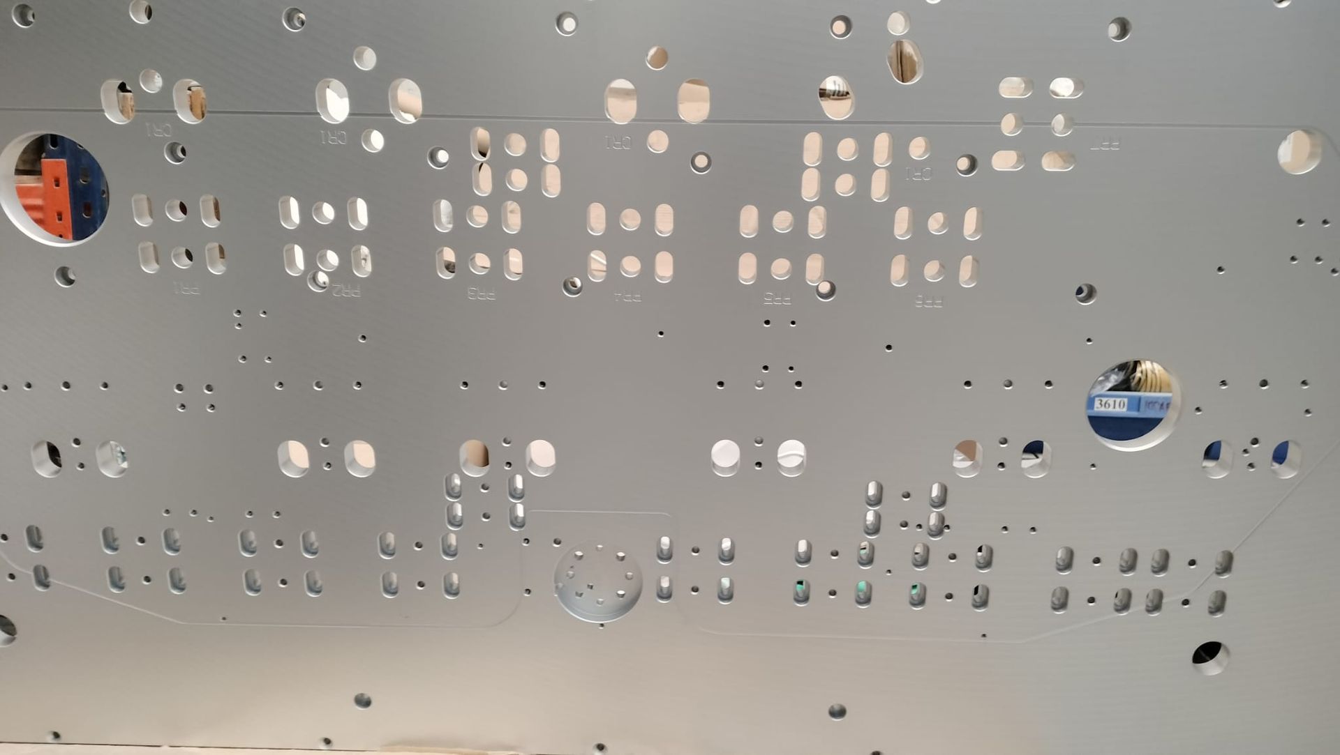 Un primer plano de un objeto de metal sobre una mesa.