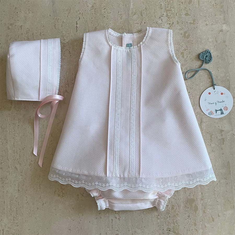 Conjunto de bebé de faldón, capota y culotte de piqué con puntillas