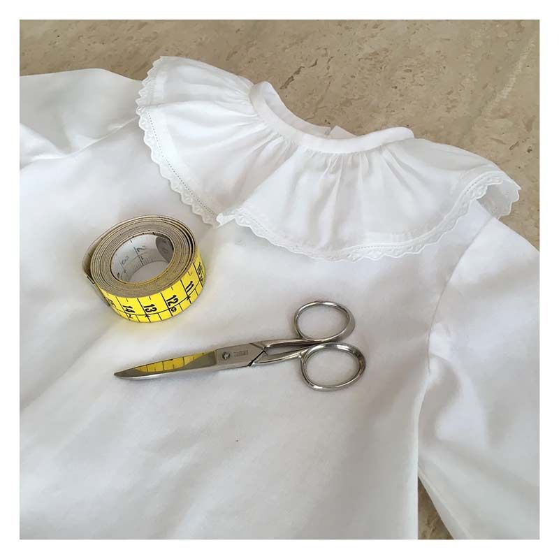 Camisa de batista de bebé con tira bordada