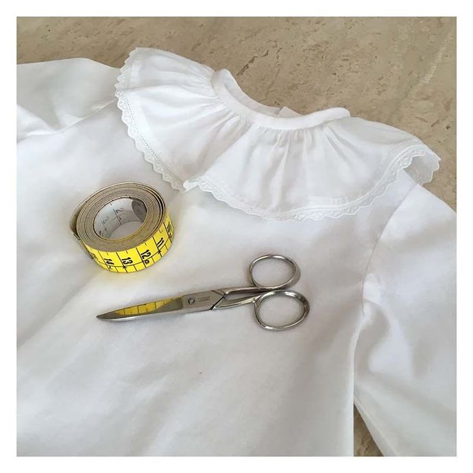 Camisa de batista de bebé con tira bordada