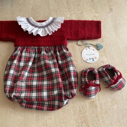 Conjunto de bebé con mono de burbujas a cuadros rojos, top de suéter rojo, cuello blanco y patuquitos a juego.