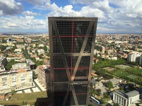 Toma de ángulo alto del rascacielos Torre de Cristal en Madrid, España, en un día soleado con vistas a la ciudad.