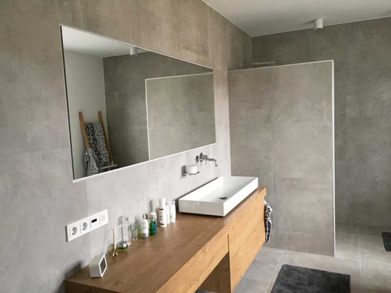 Fliesen in Holzoptik werden verlegt