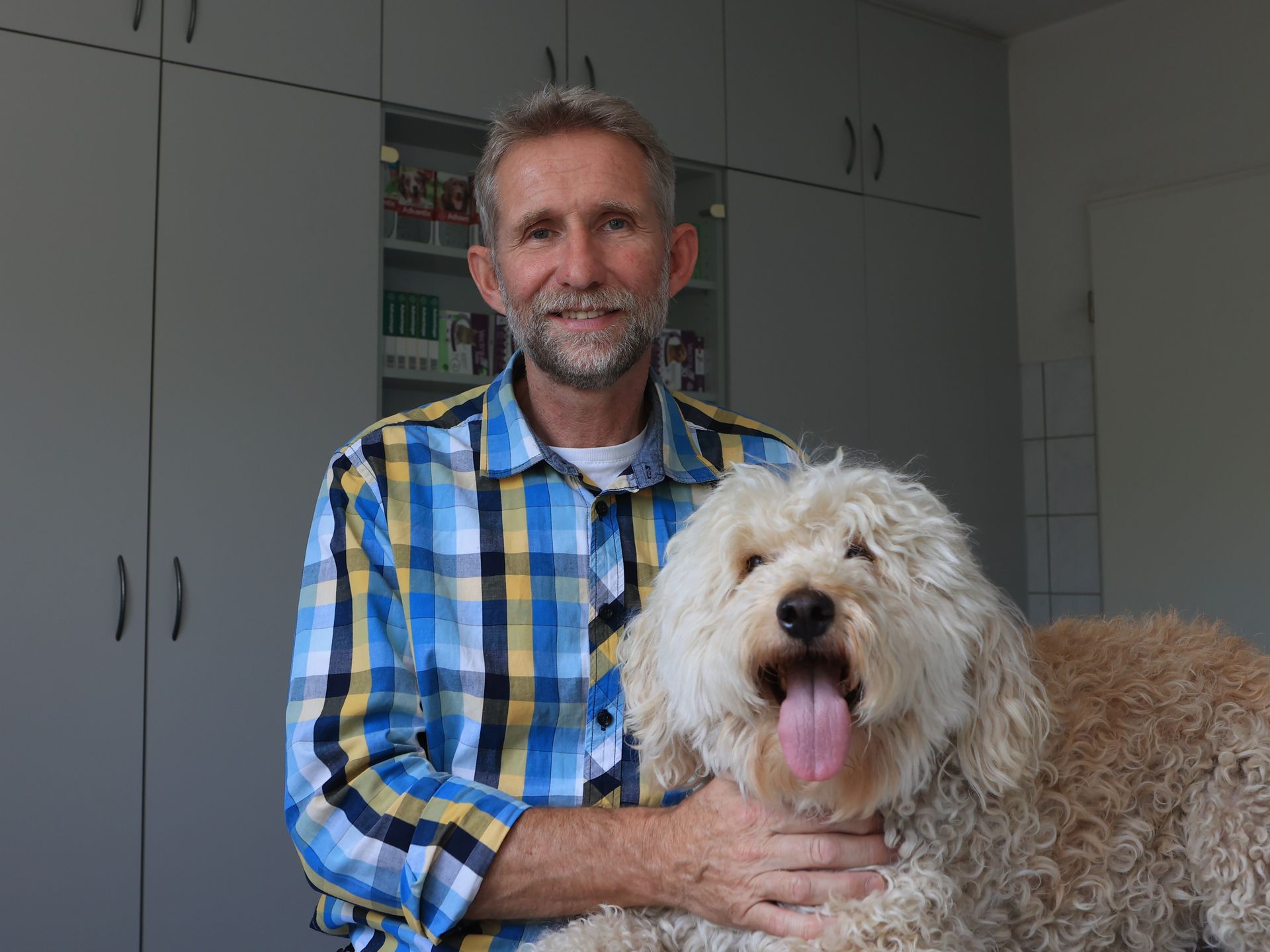 Udo Brocker mit Hund in der Untersuchungszimmer