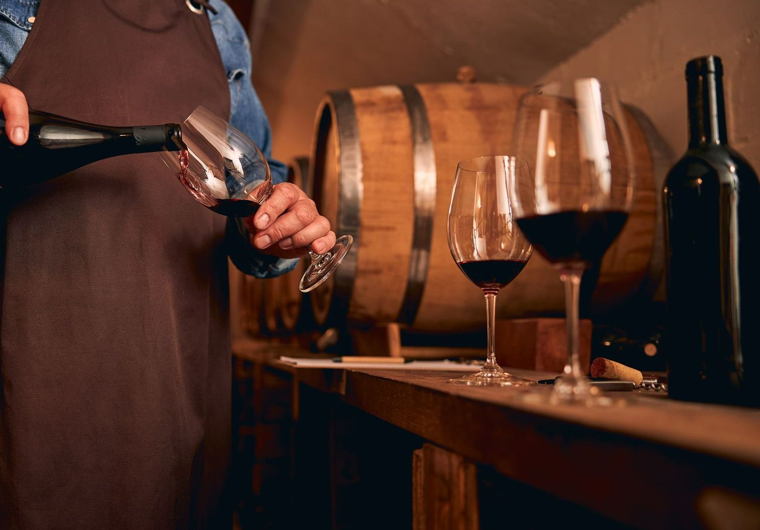 Sommeliers servant une verre de vin rouge