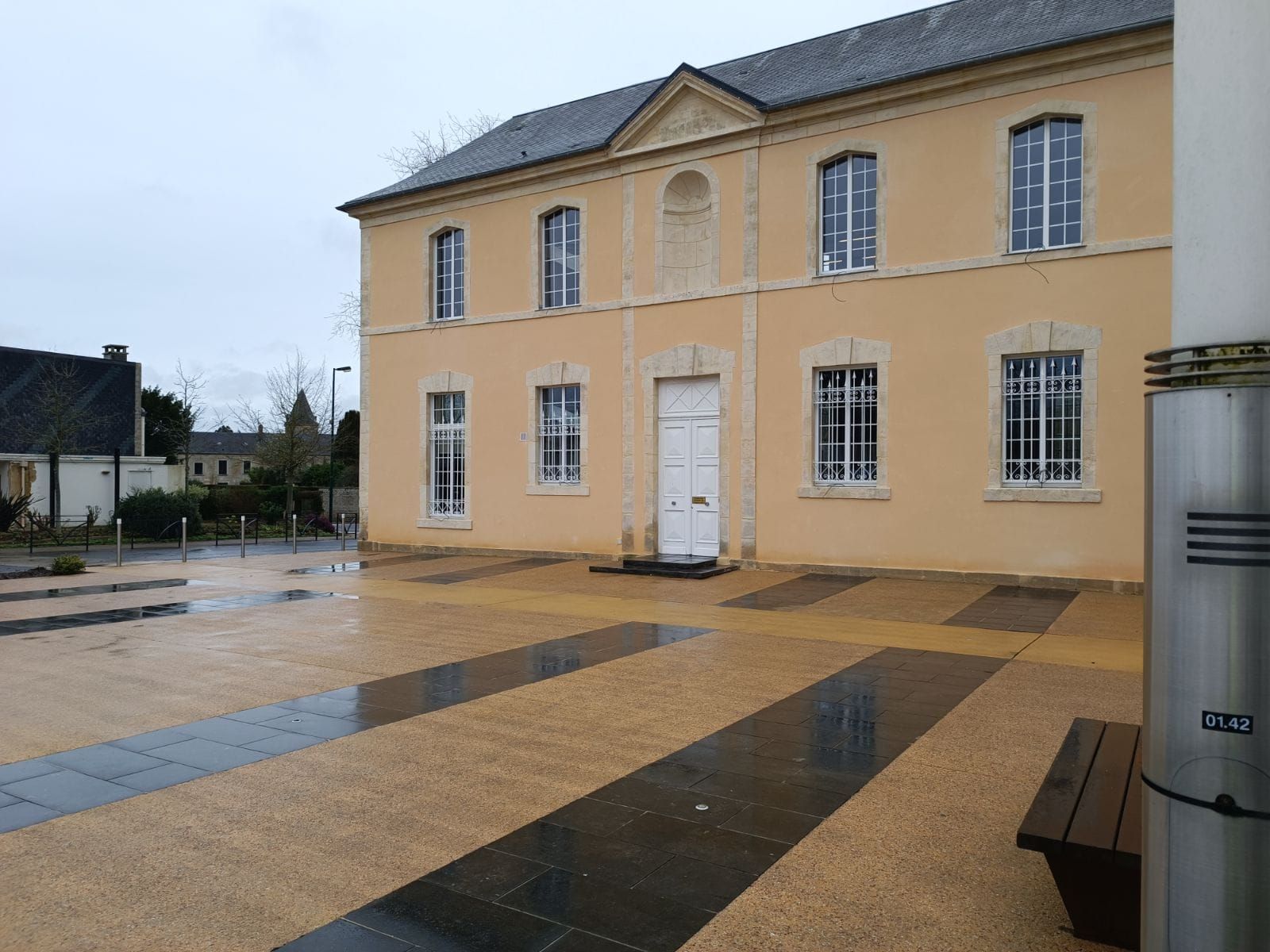 Cour nettoyée devant un bâtiment administratif