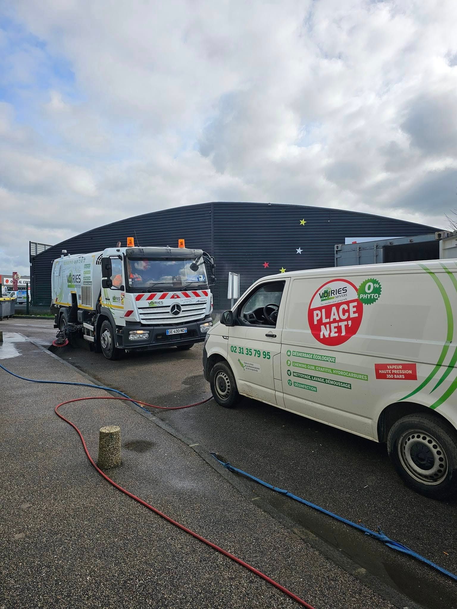 Deux véhicules de l'entreprise Voiries Services