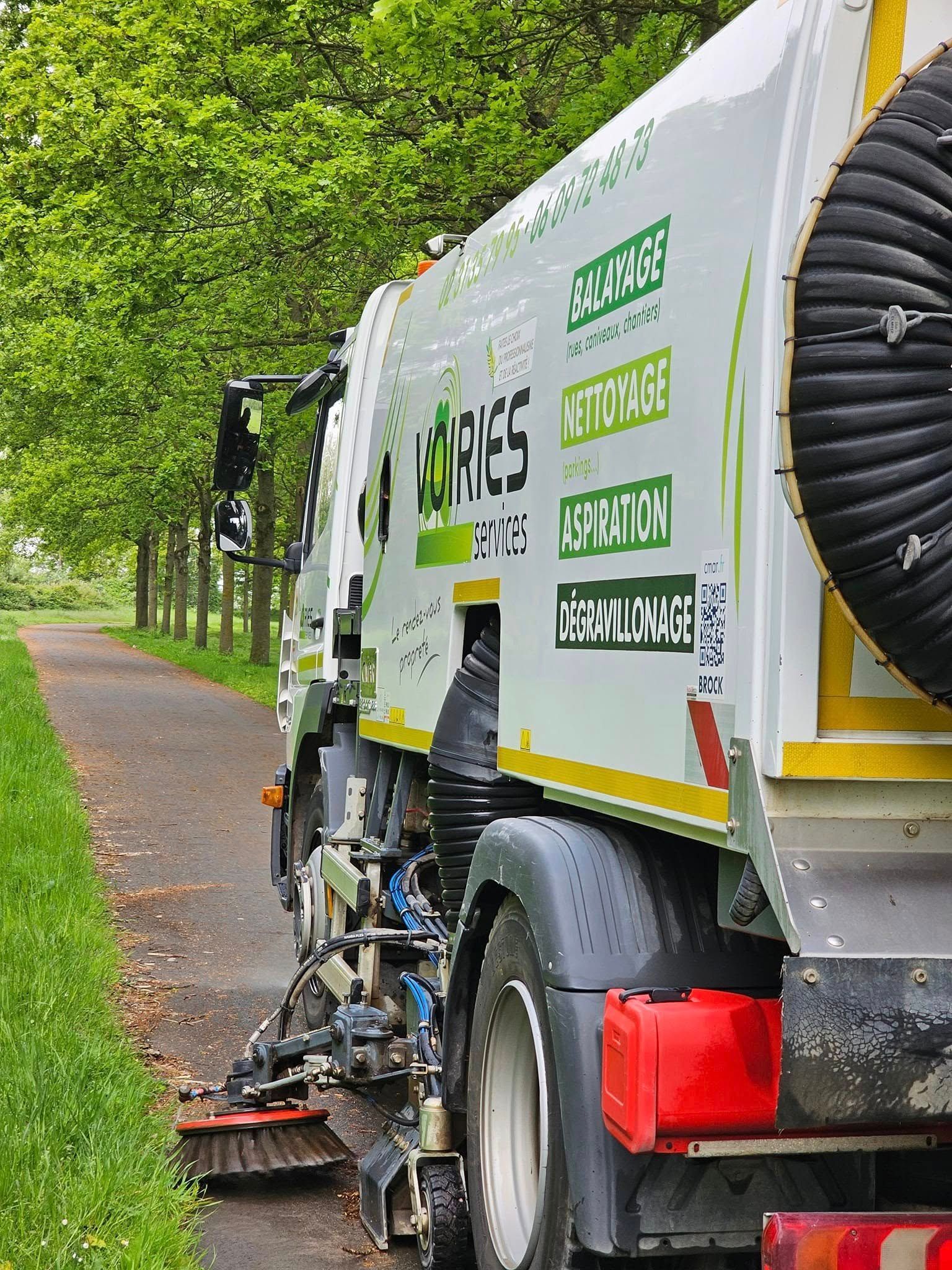 Salon avec portes-fenêtres et fenêtres PVC.