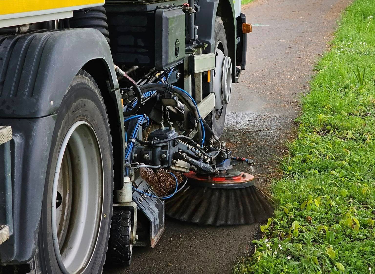 Balayeuse en marche sur une route