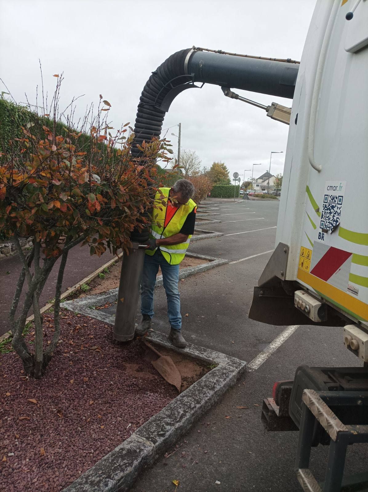 Un employé nettoie un parking
