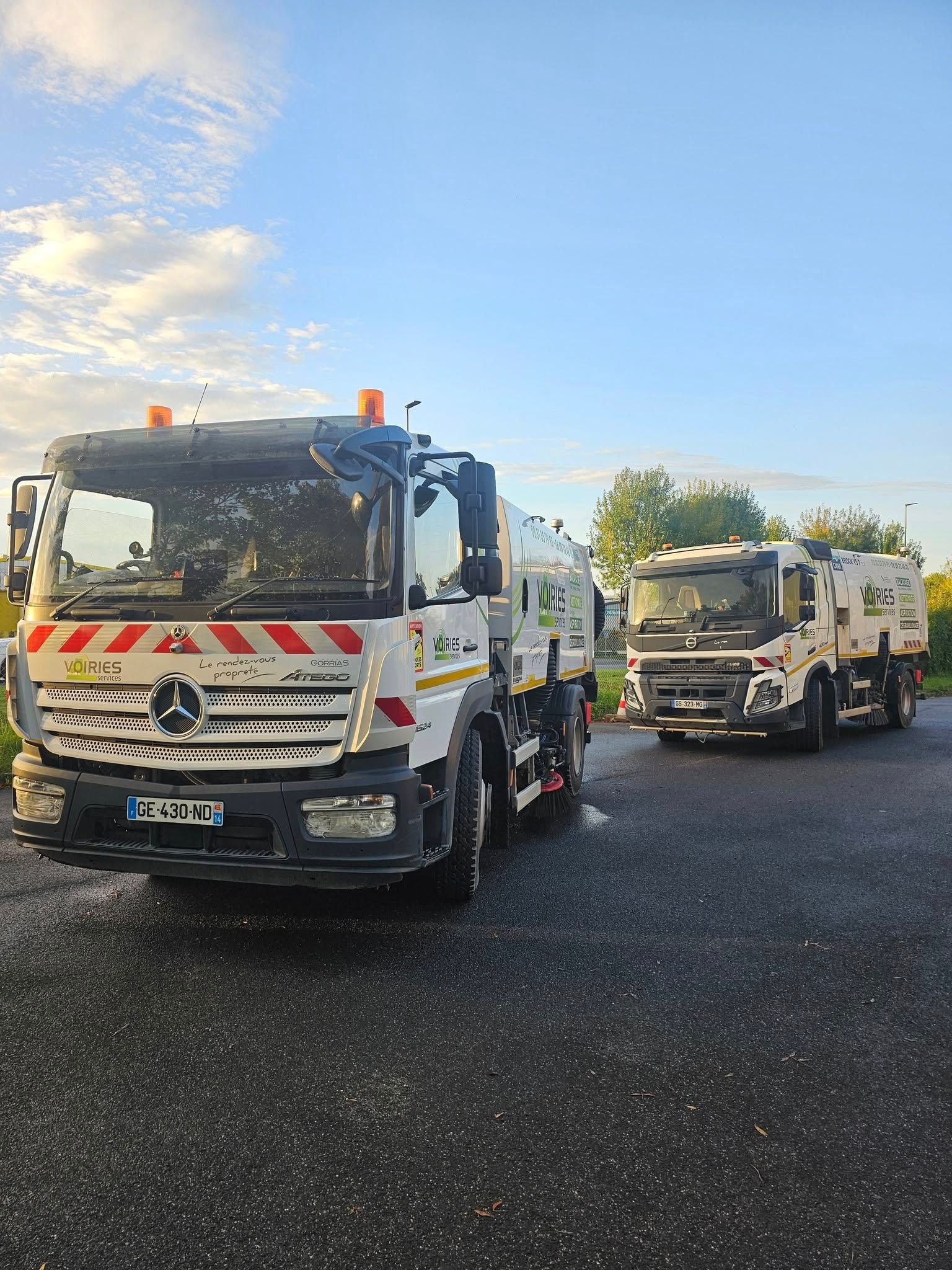 Deux camions de l'entreprise l'un derrière l'autre