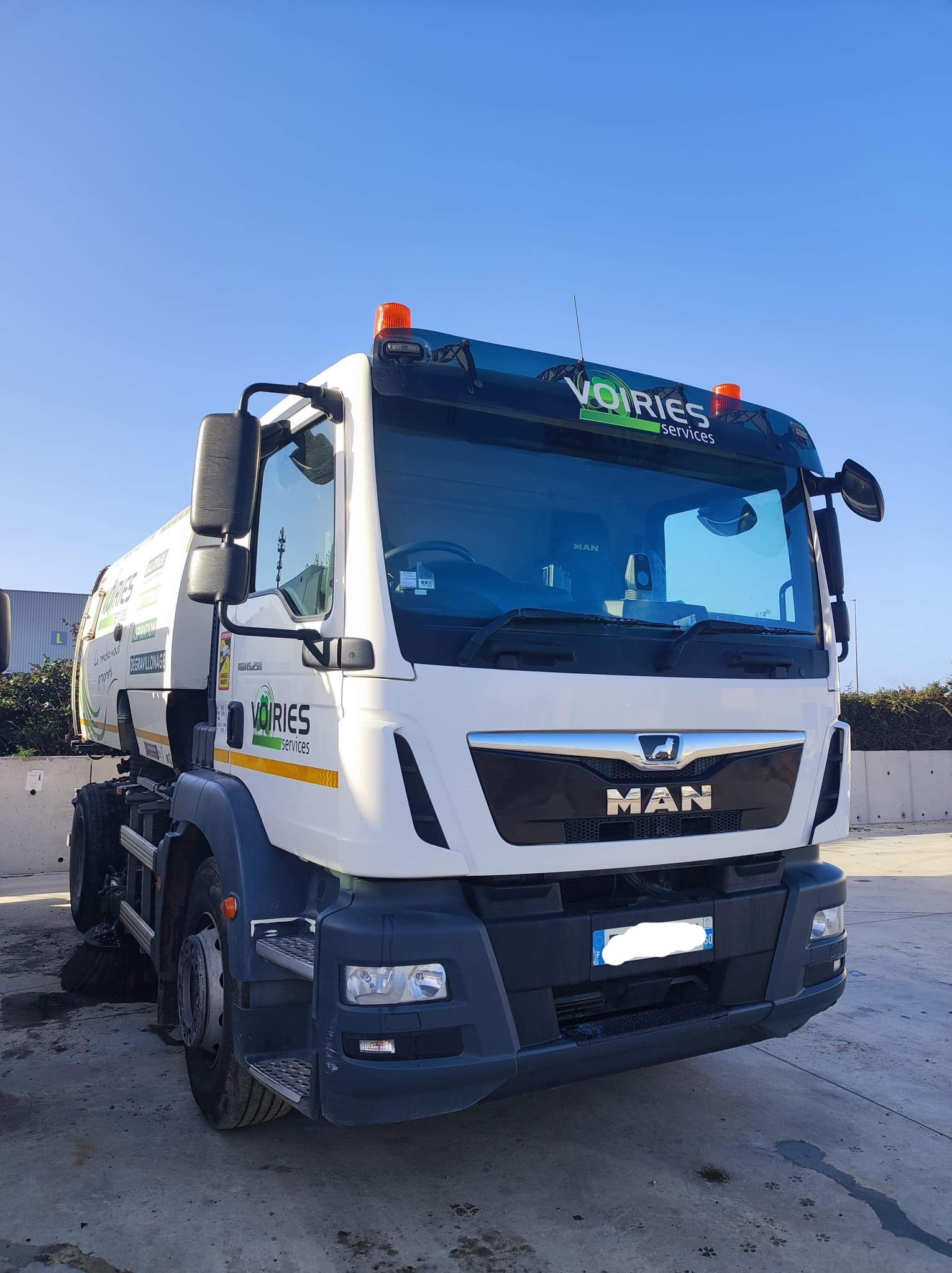 Façade avec des fenêtres.