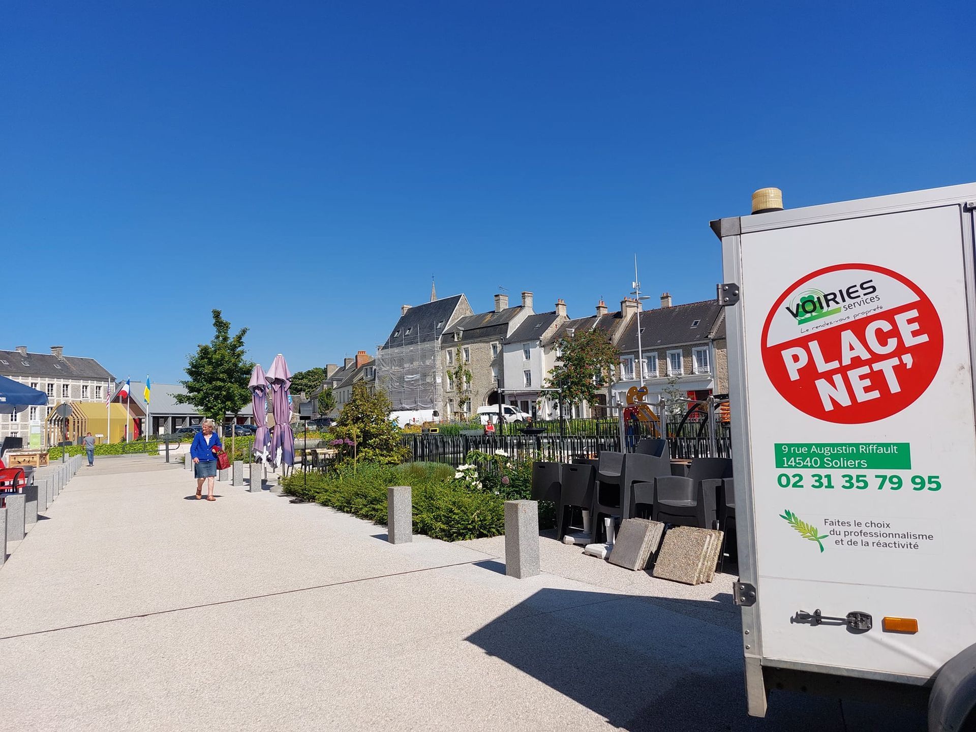 Place publique avec arrière du camion de l'entreprise