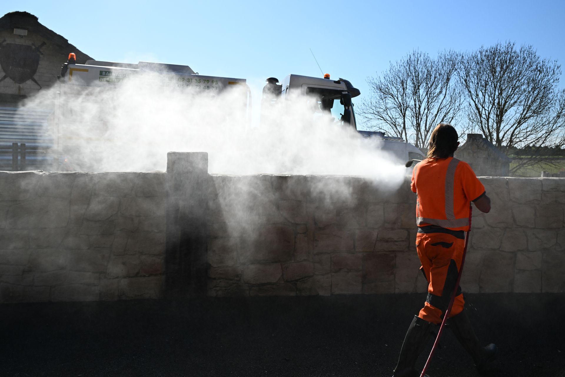 Décapage du haut d'un muret