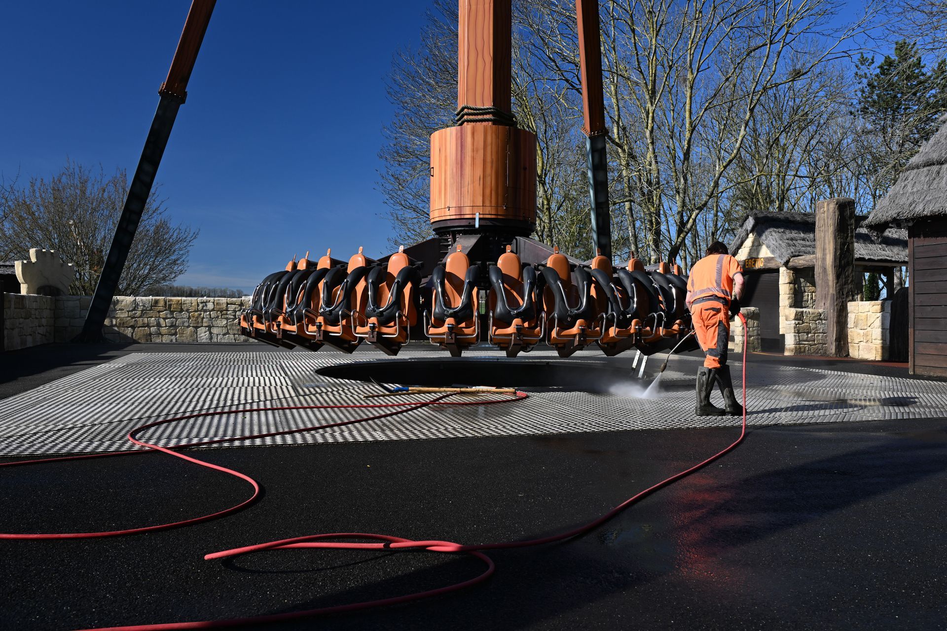 Décapage d'une plateforme de manège