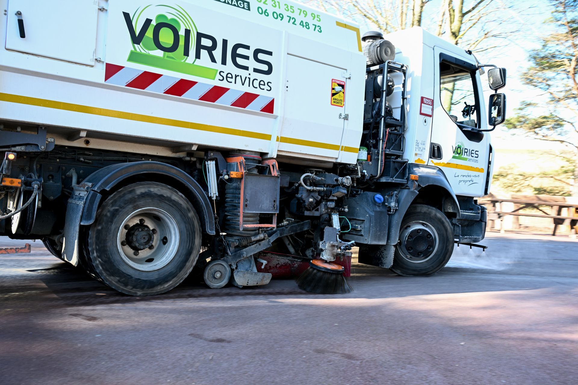Camion balayeur en marche