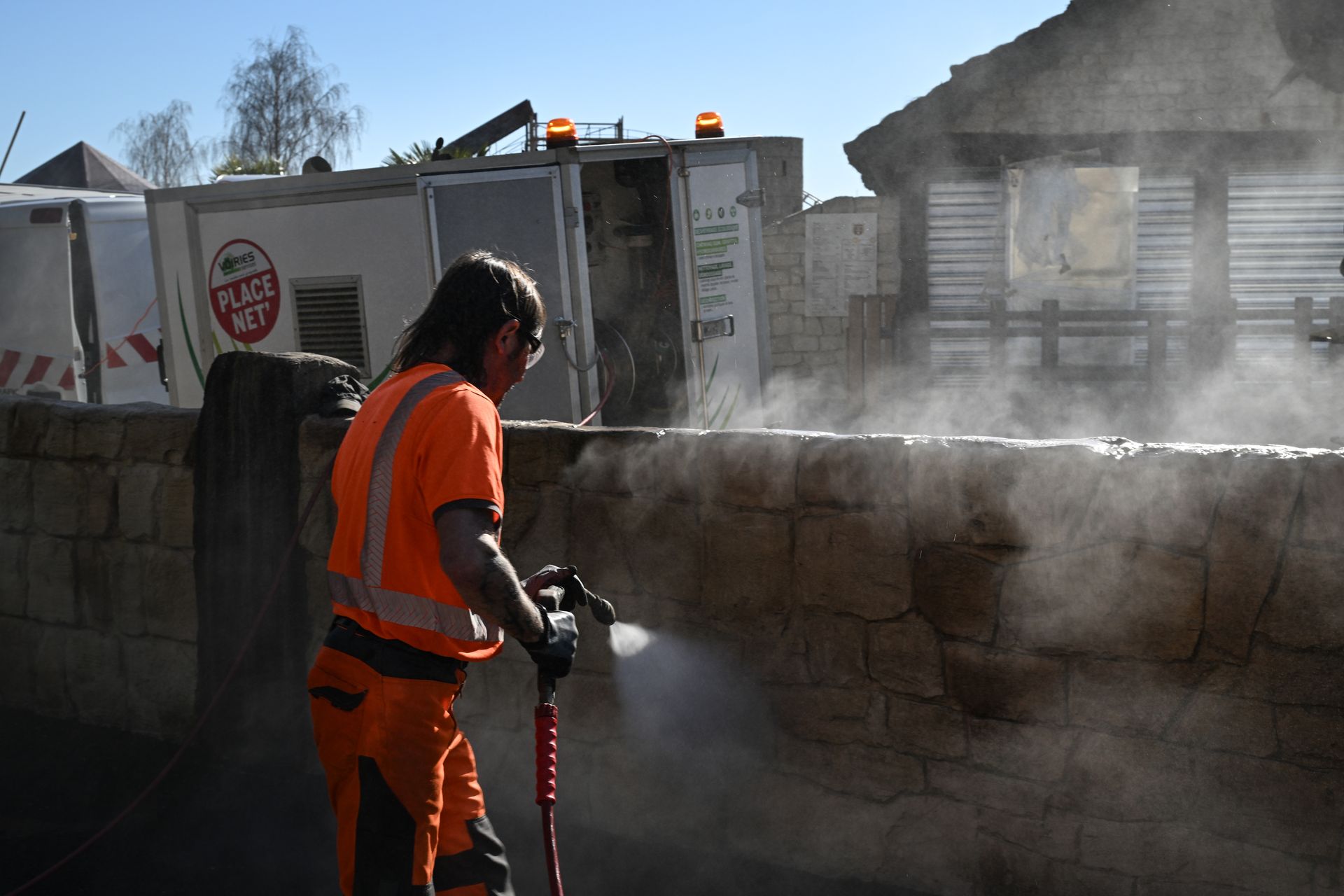 Décapage d'un petit muret