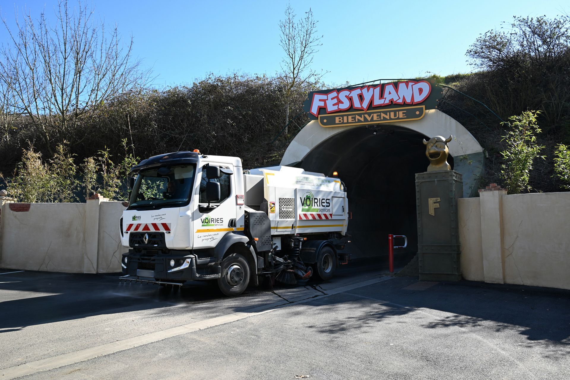 Camion sortant d'un parc