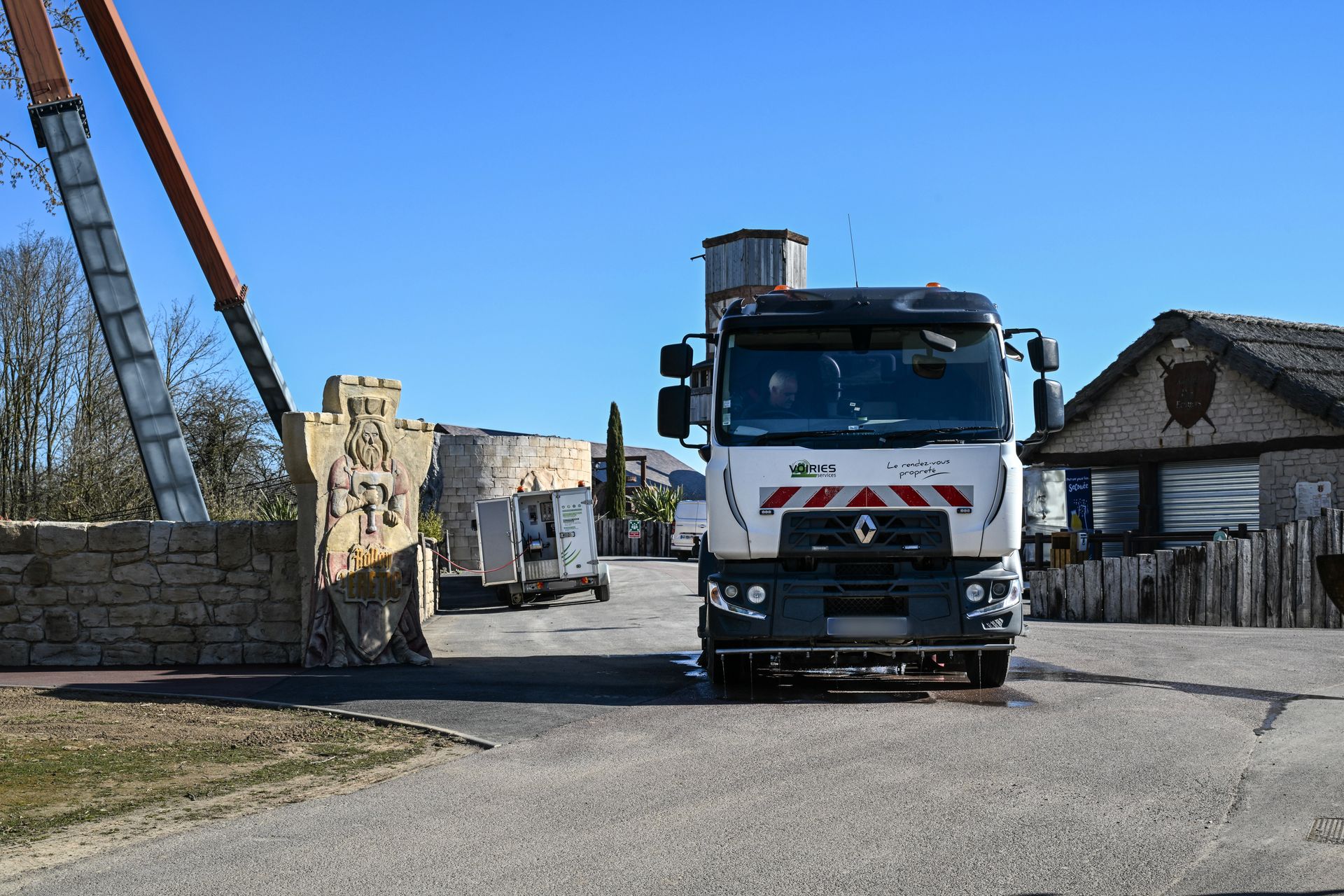 Désherbage autour d'un parc d'attraction