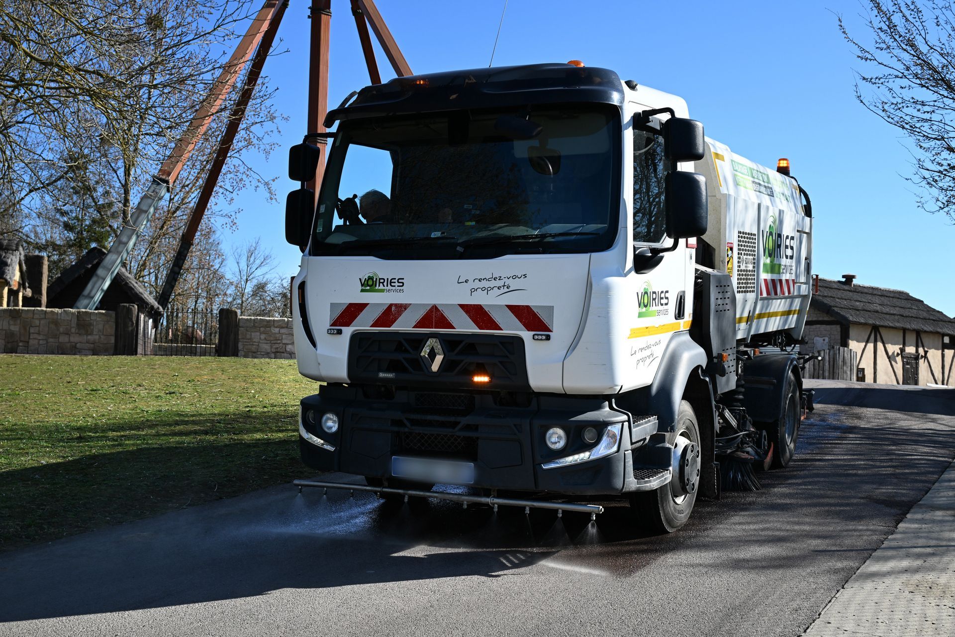 Camion désherbant une allée