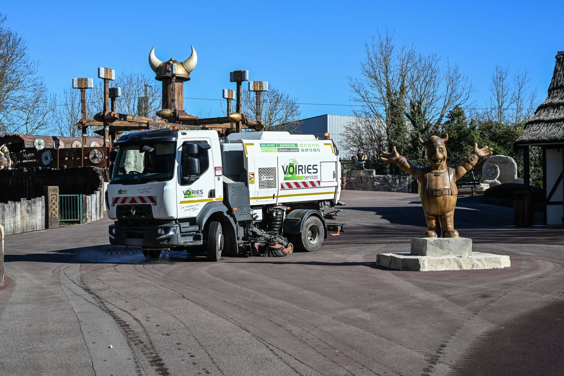 Balayage des allées d'un parc d'attraction