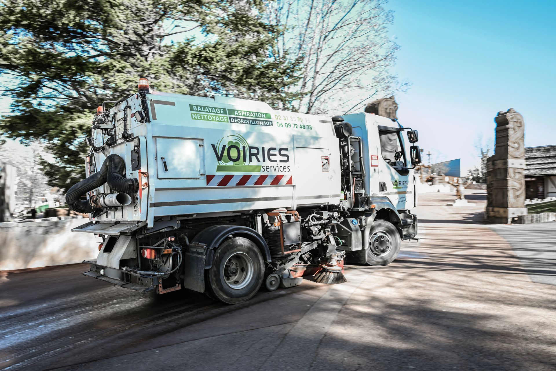 Un camion balayeur vu de dos