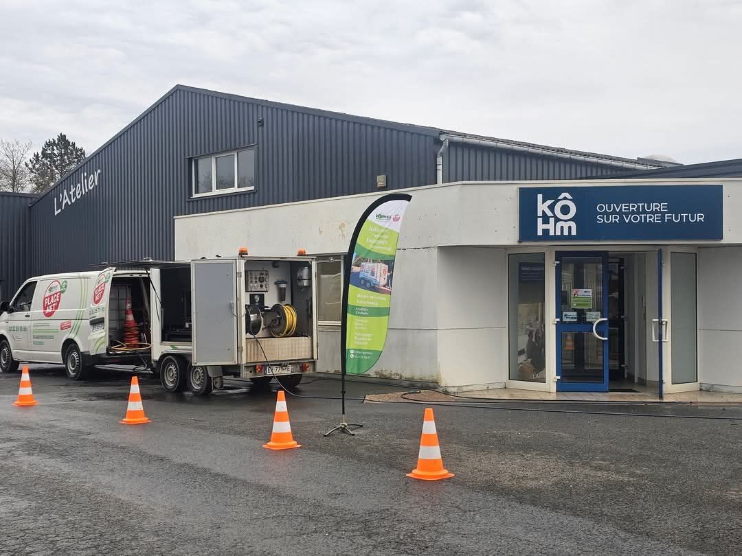 Avant et après du nettoyage d'un trottoir