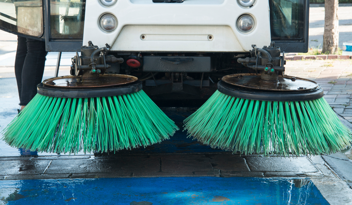 Deux brosses avant d'un camion balayeur