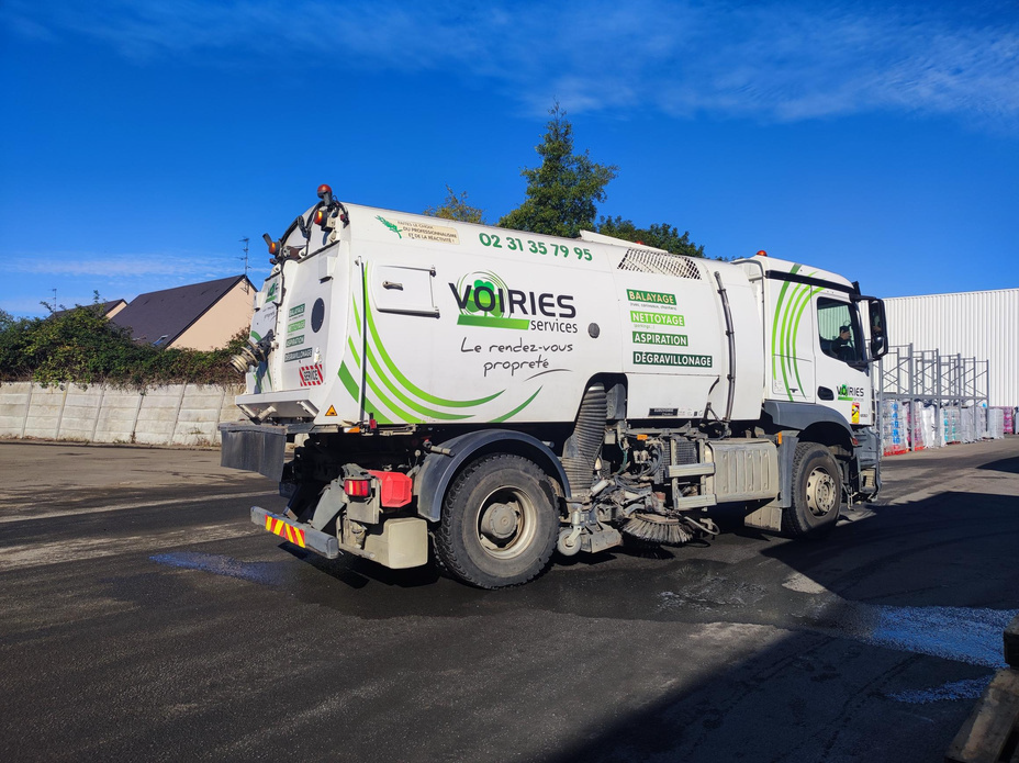 Façade avec des fenêtres.