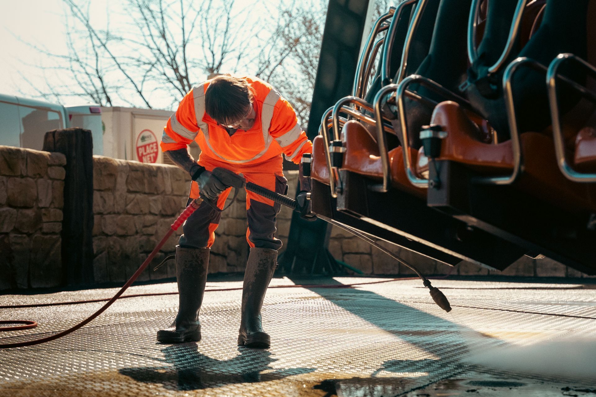 Démoussage d'une rue en pavés
